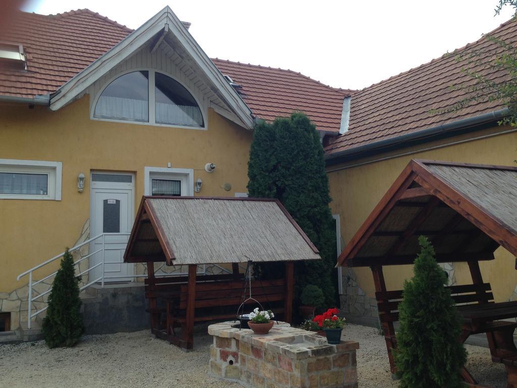 Bed and Breakfast Viola Vendeghaz Pápa Exterior foto